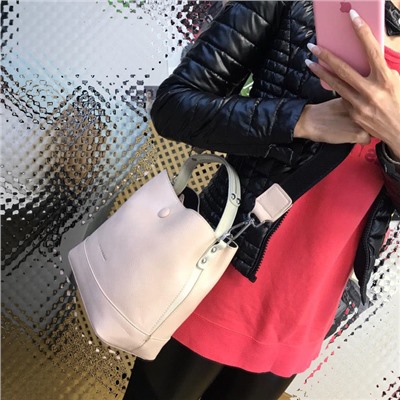 Классическая сумочка Charleez с широким ремнем через плечо из качественной эко-кожи бледно-розового цвета. 1