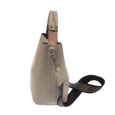 Стильная сумочка Weliz с широким ремнем через плечо из глянцевой эко-кожи цвета топлёного молока.