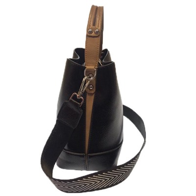Классическая сумочка Charleez с широким ремнем через плечо из качественной эко-кожи чёрного цвета.