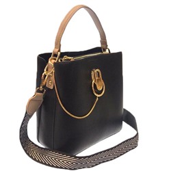 Классическая сумочка Omnia_Gold с широким ремнем через плечо из матовой эко-кожи чёрного цвета. (белый фон)