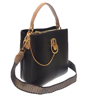 Классическая сумочка Omnia_Gold с широким ремнем через плечо из матовой эко-кожи чёрного цвета. (белый фон)