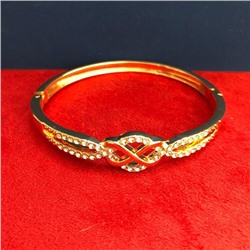Трендовый браслет-обруч Yashma из качественного металла золотистого цвета.