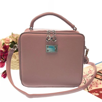Изящная сумочка-коробочка Blumarin с ремнем через плечо из матовой эко-кожи пудрового цвета.