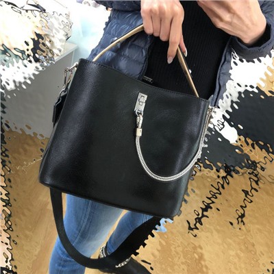 Стильная сумочка Weliz с широким ремнем через плечо из глянцевой эко-кожи чёрного цвета.