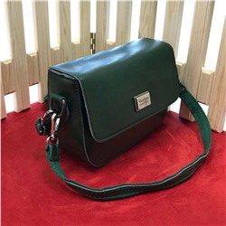 Изящная сумочка Versions с ремнем через плечо из натуральной кожи темно-зеленого цвета.