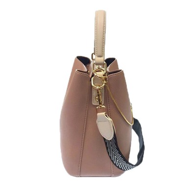Классическая сумочка Omnia_Gold с широким ремнем через плечо из матовой эко-кожи цвета розовой пудры. (белый фон)