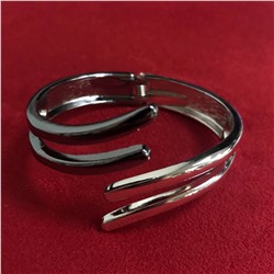 Дизайнерский браслет-обруч Melheor из прочного металла цвета темный хром и серебро.