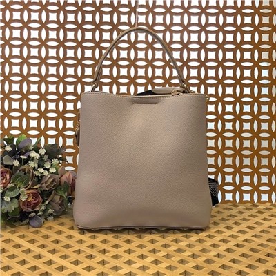 Классическая сумочка Omnia_Gold с широким ремнем через плечо из матовой эко-кожи нежно-серого цвета.