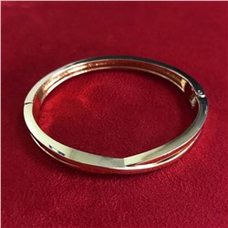Лаконичный браслет-обруч Morning из качественного металла золотистого цвета.