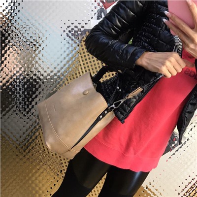 Классическая сумочка Charleez с широким ремнем через плечо из качественной эко-кожи карамельного цвета.