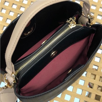 Классическая сумочка Charleez с широким ремнем через плечо из качественной эко-кожи дымчатого цвета.