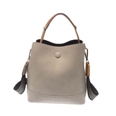 Классическая сумочка Charleez с широким ремнем через плечо из качественной эко-кожи дымчатого цвета.