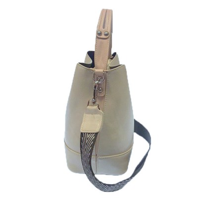 Классическая сумочка Charleez с широким ремнем через плечо из качественной эко-кожи молочного цвета.