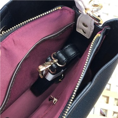 Классическая сумочка Omnia_Gold с широким ремнем через плечо из матовой эко-кожи чёрного цвета.