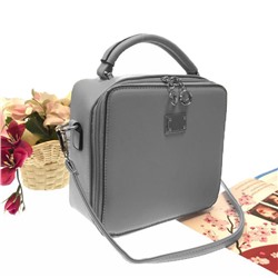 Изящная сумочка-коробочка Blumarin с ремнем через плечо из матовой эко-кожи дымчато-серый цвета.