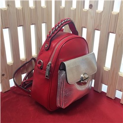 Модная сумка-рюкзак Weekend из дорогой мелкозернистой натуральной кожи красно-клубничного цвета.