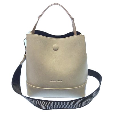 Классическая сумочка Charleez с широким ремнем через плечо из качественной эко-кожи молочного цвета.