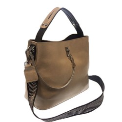 Стильная сумочка Weliz с широким ремнем через плечо из глянцевой эко-кожи телесного цвета.