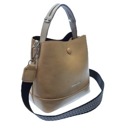 Классическая сумочка Charleez с широким ремнем через плечо из качественной эко-кожи цвета телесной пудры.