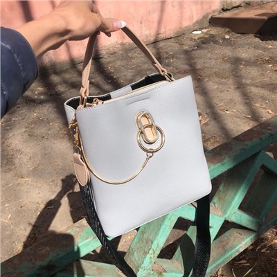 Классическая сумочка Omnia_Gold с широким ремнем через плечо из матовой эко-кожи дымчато-голубого цвета.