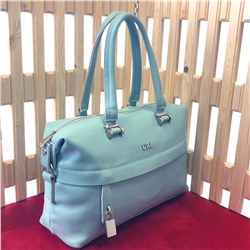 Модная сумка Allusion из высококачественной гладкой кожи бледно-голубого цвета.