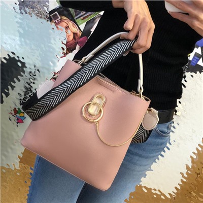 Классическая сумочка Omnia_Gold с широким ремнем через плечо из матовой эко-кожи цвета розовой пудры.